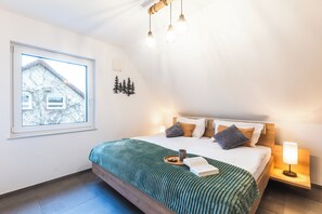 4 bedrooms, iron/ironing board, free WiFi, bed sheets - Family-friendly vacation home in Winterberg with sauna, hot tub & play area (Winterberg)