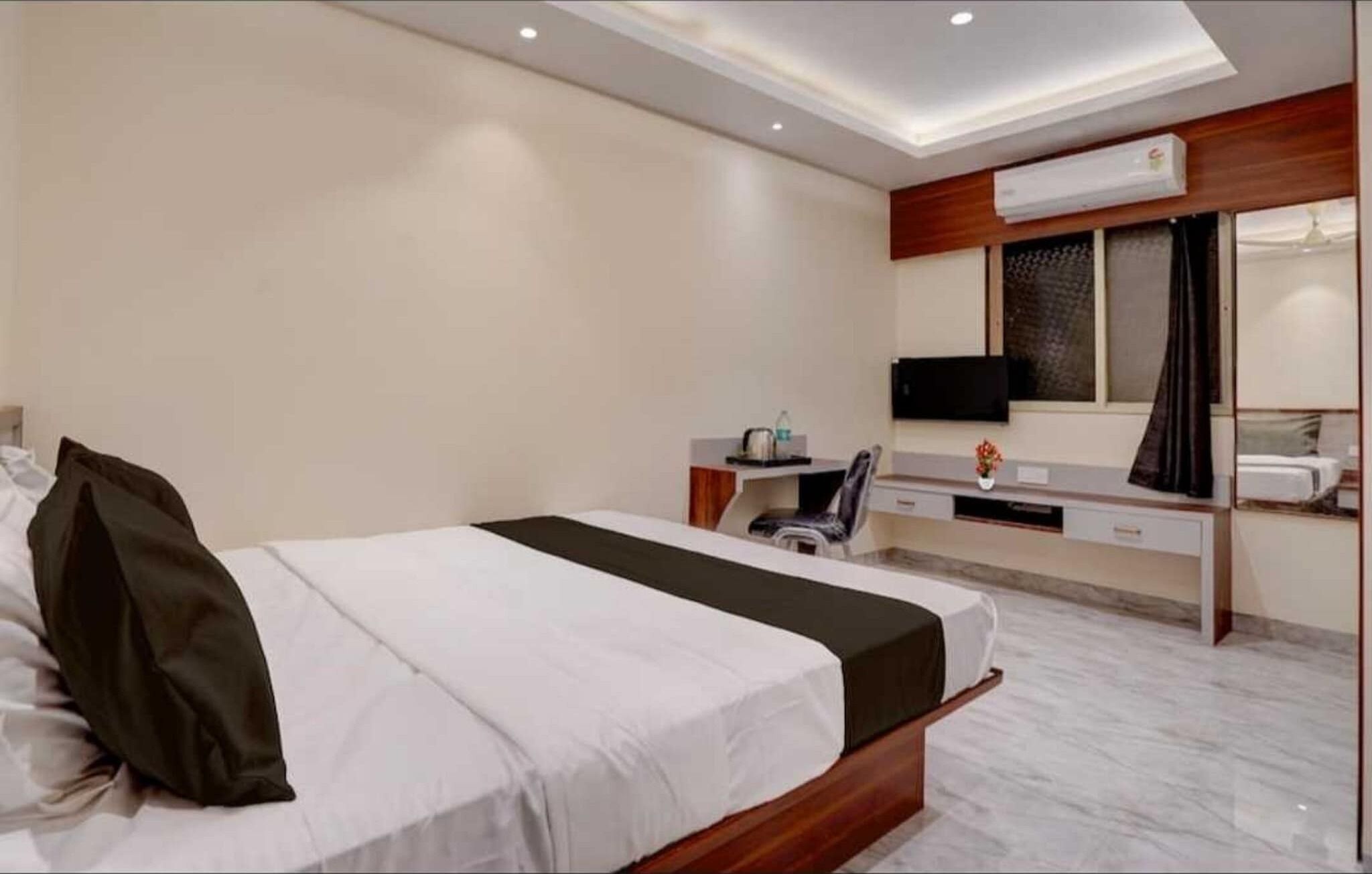 1 quarto, escrivaninha, roupa de cama