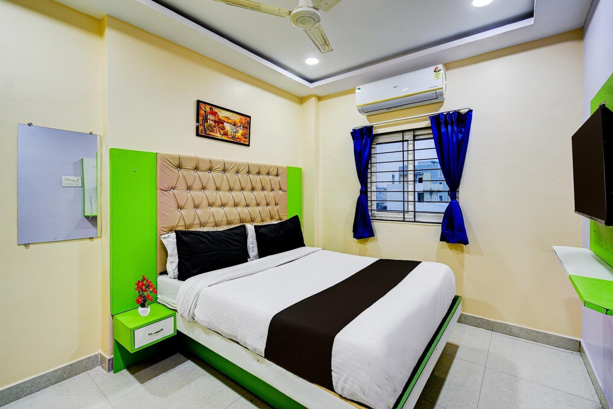 1 bedroom, desk, bed sheets