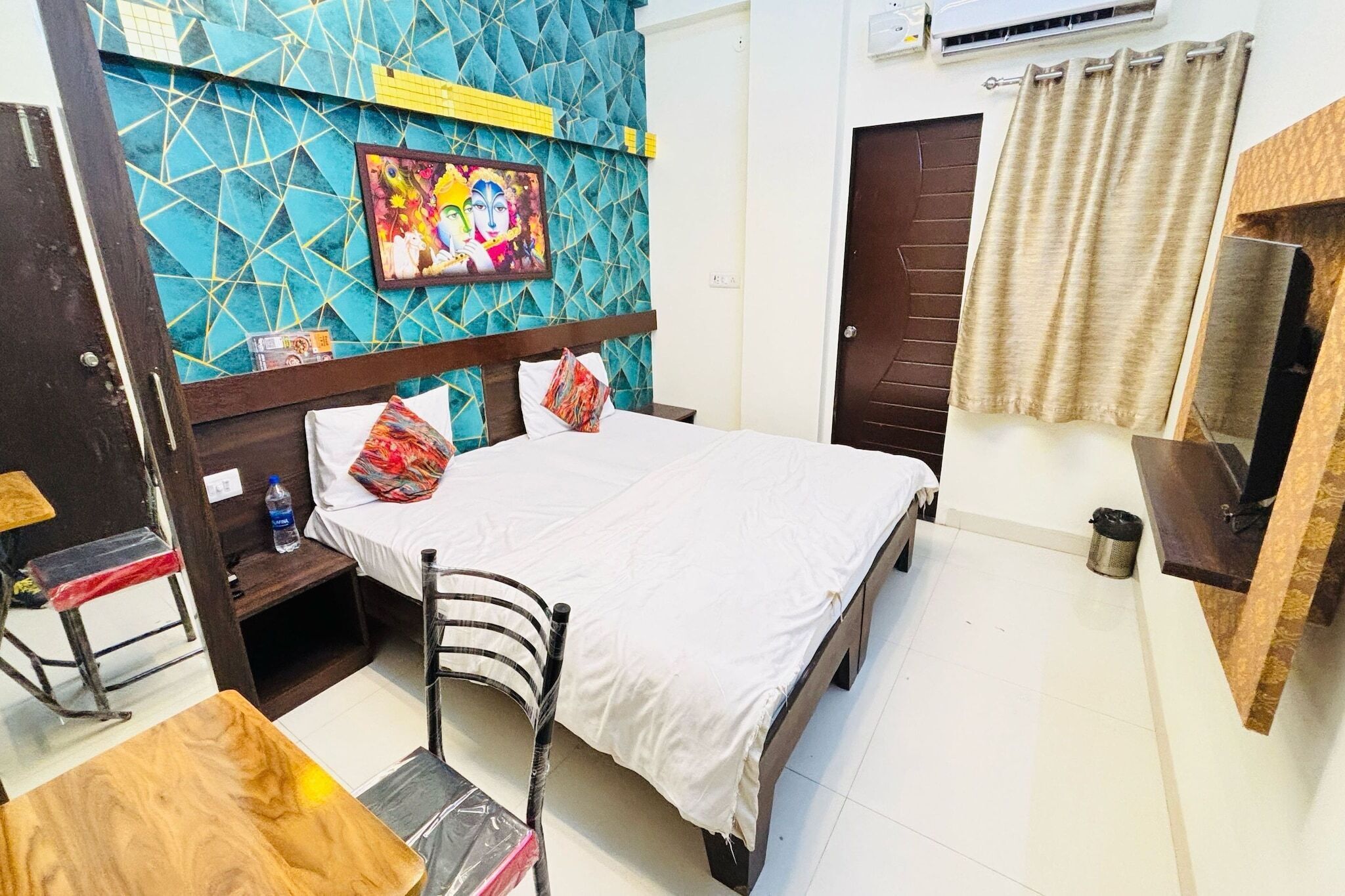 Desk, free WiFi, bed sheets