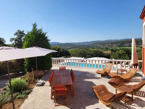 Villa Christine, With Pool and Views in Provence