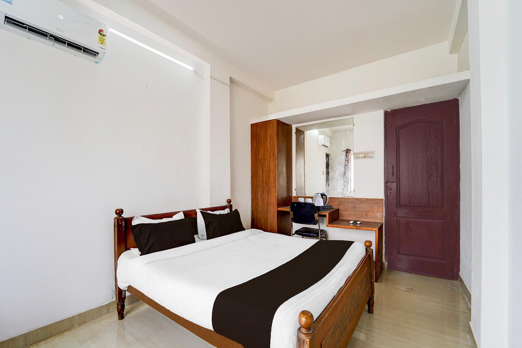 Een bureau, gratis wifi, beddengoed