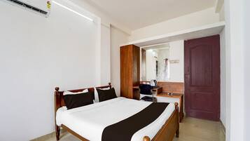 Een bureau, gratis wifi, beddengoed