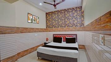 1 bedroom, desk, free WiFi, bed sheets