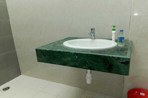 Een douche, handdoeken