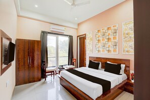 Escriptori, wifi gratuïta i roba de llit 