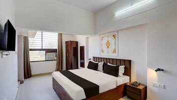 1 Schlafzimmer, Schreibtisch, Bettwäsche