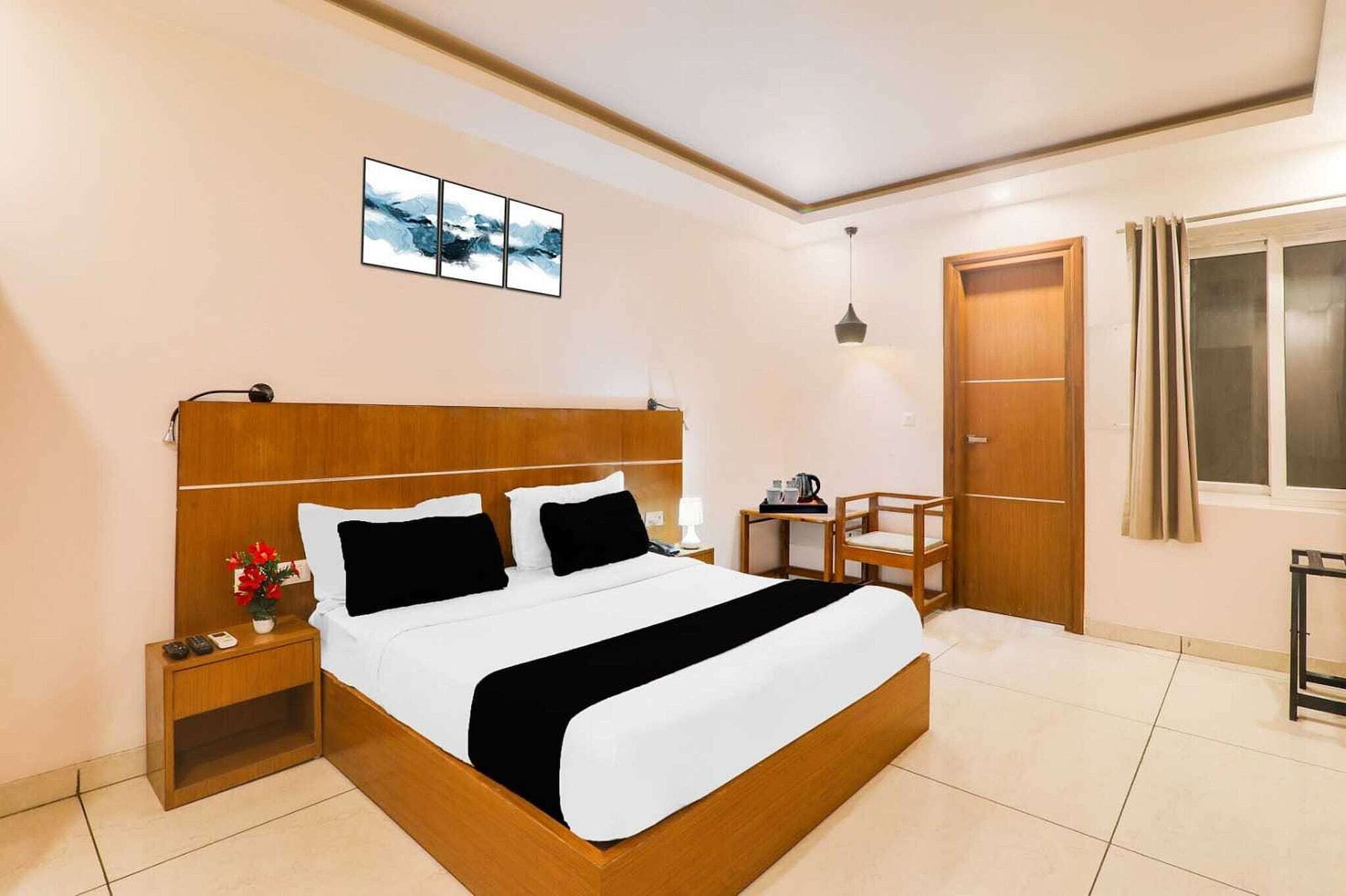 1 bedroom, desk, bed sheets