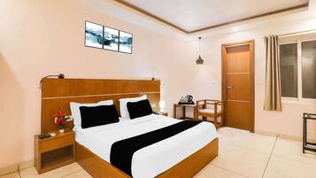 1 bedroom, desk, bed sheets