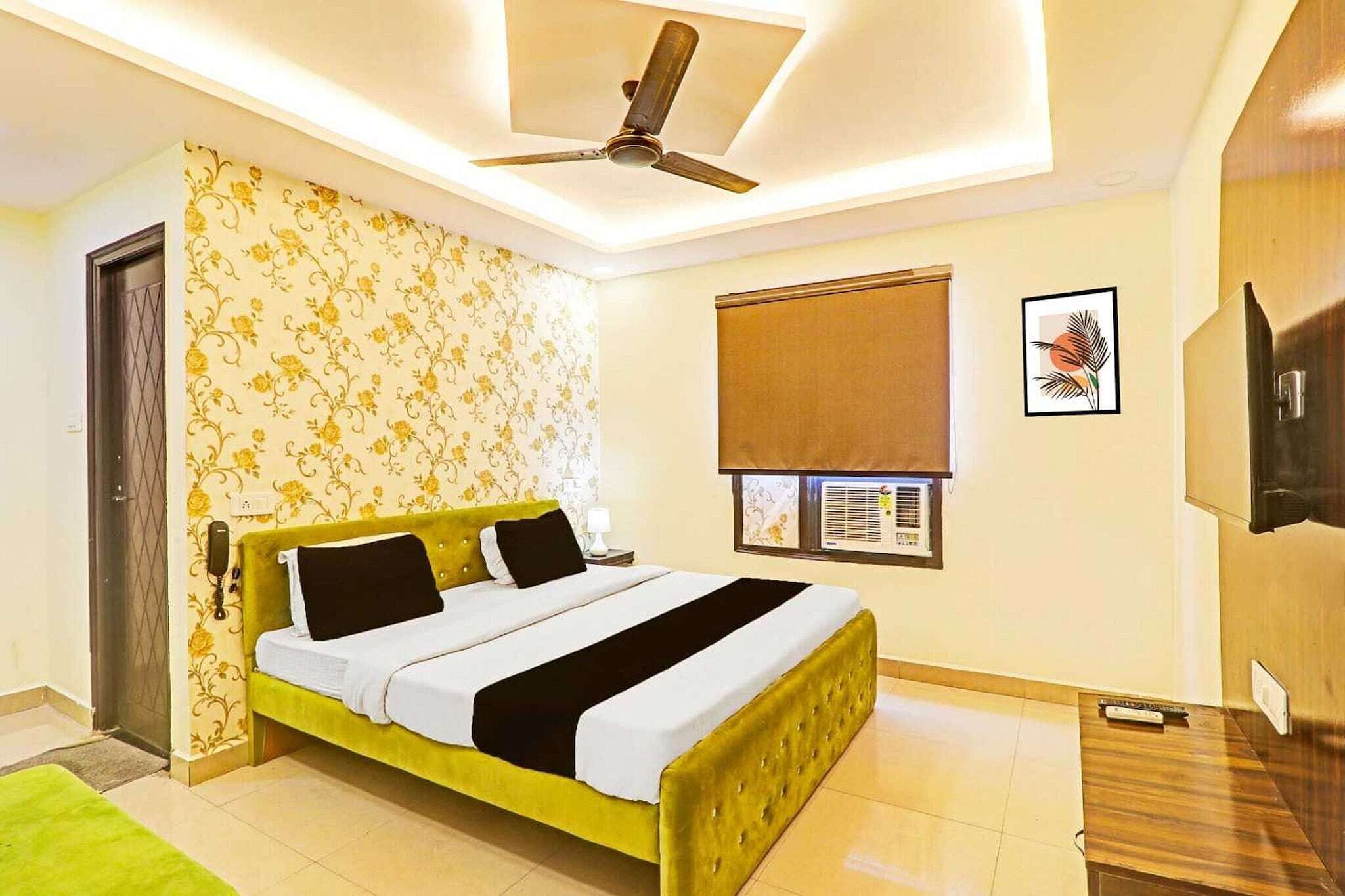 1 habitación, escritorio y ropa de cama 