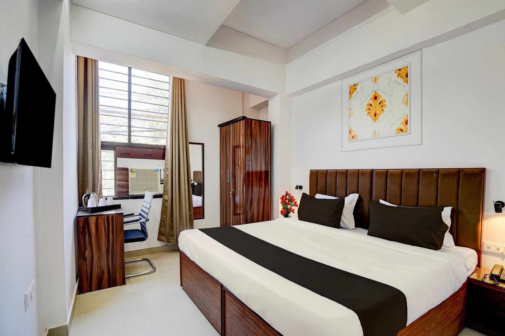 1 soverom, skrivebord og sengetøy