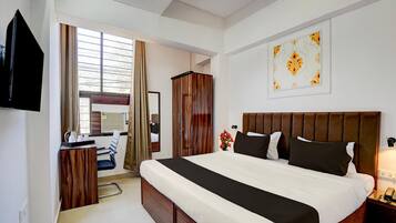 1 soverom, skrivebord og sengetøy