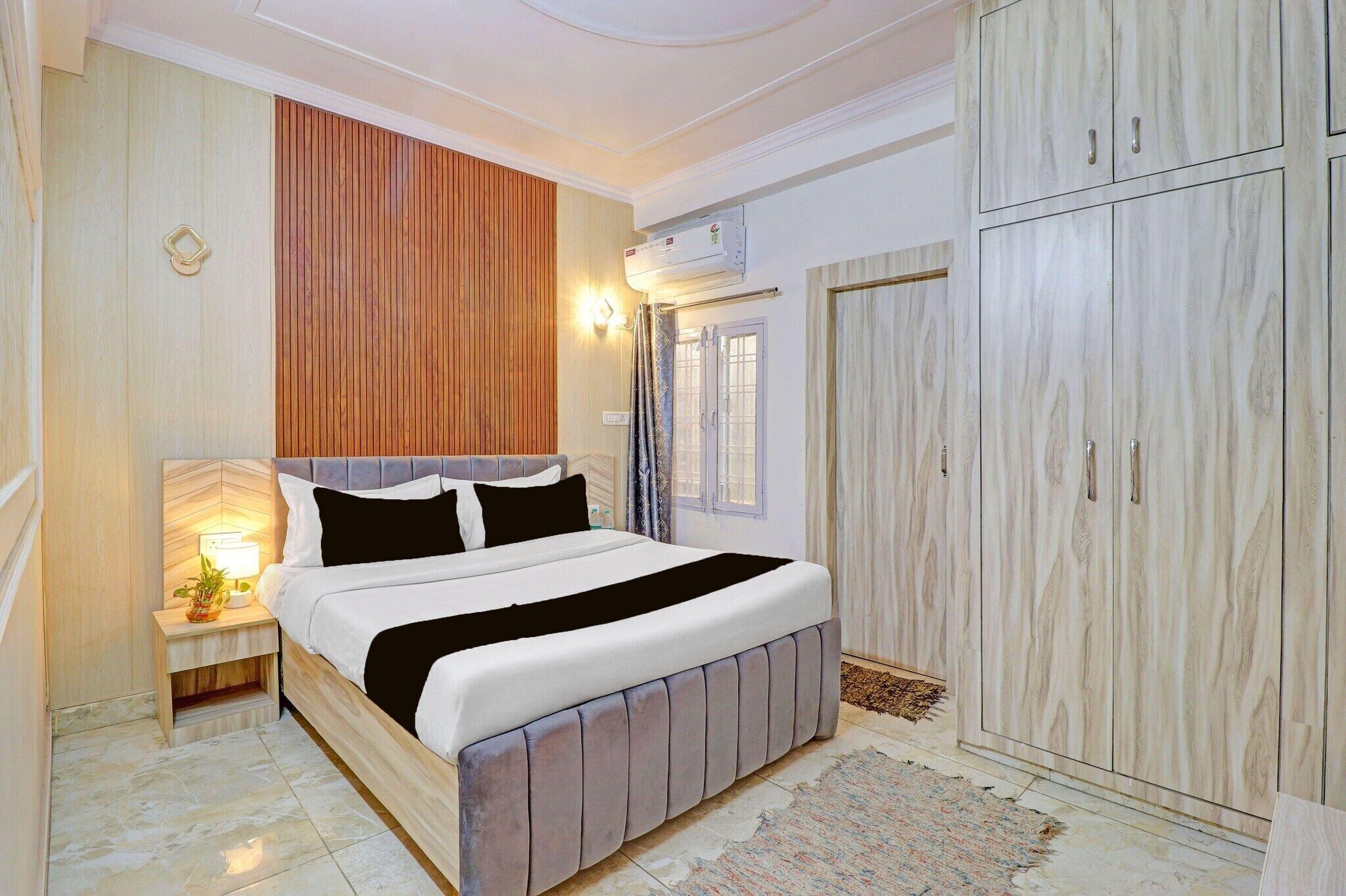 Escritorio y ropa de cama 