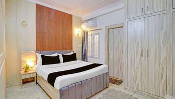 Escritorio y ropa de cama