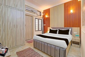 Desk, bed sheets - Hotel O Sahastradara Road Dehradun (Dehradun)