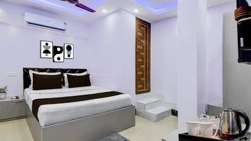 1 habitación, escritorio y ropa de cama