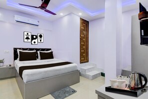 1 bedroom, desk, bed sheets - Hotel O Metropolis Mall Kolkata (Kolkata)