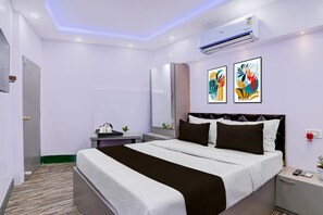 1 bedroom, desk, bed sheets - Hotel O Metropolis Mall Kolkata (Kolkata)