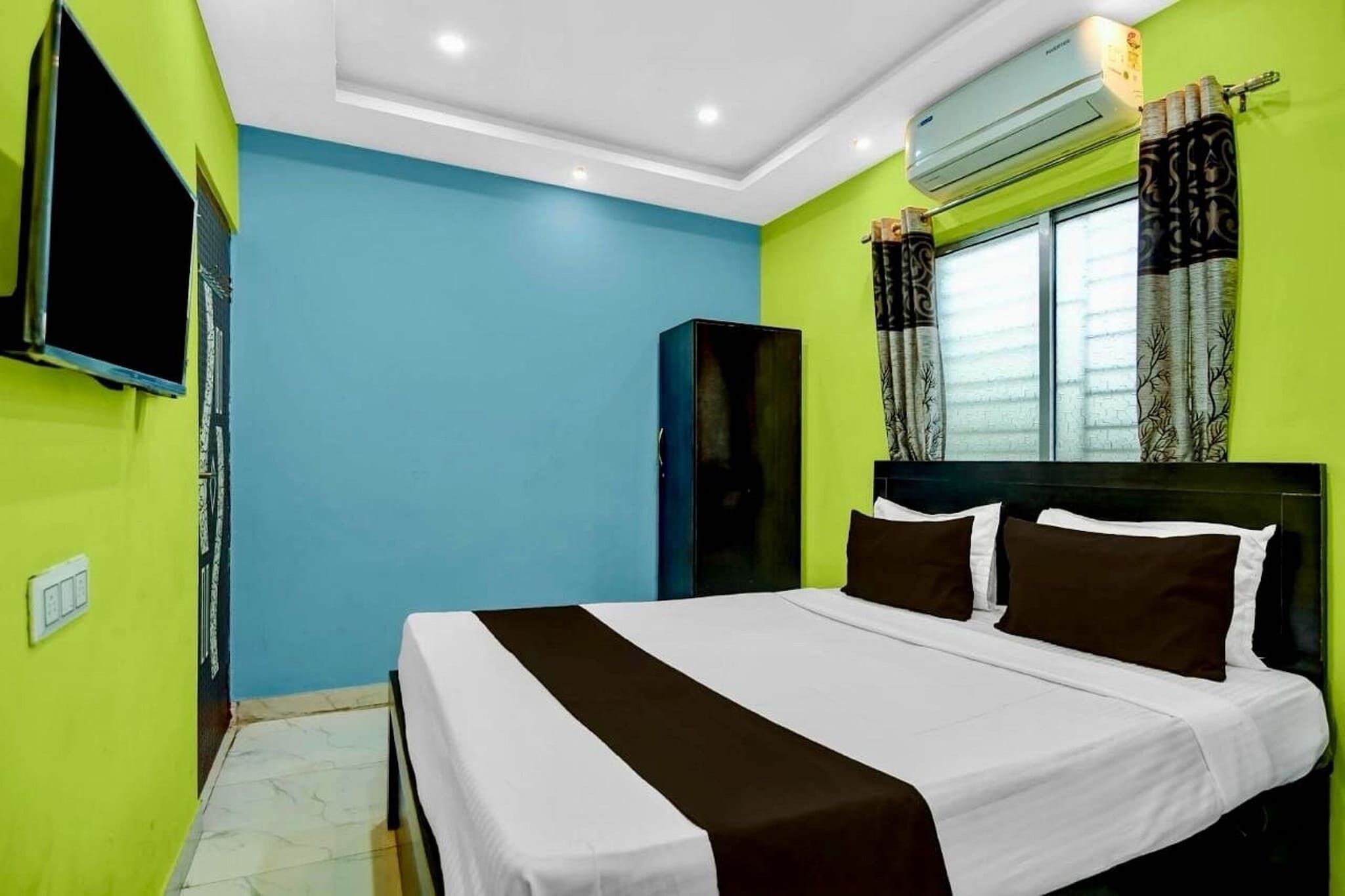 1 室のベッドルーム、デスク、ベッドシーツ