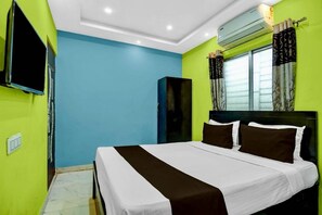 1 habitación, escritorio y ropa de cama 