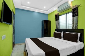 1 bedroom, desk, bed sheets