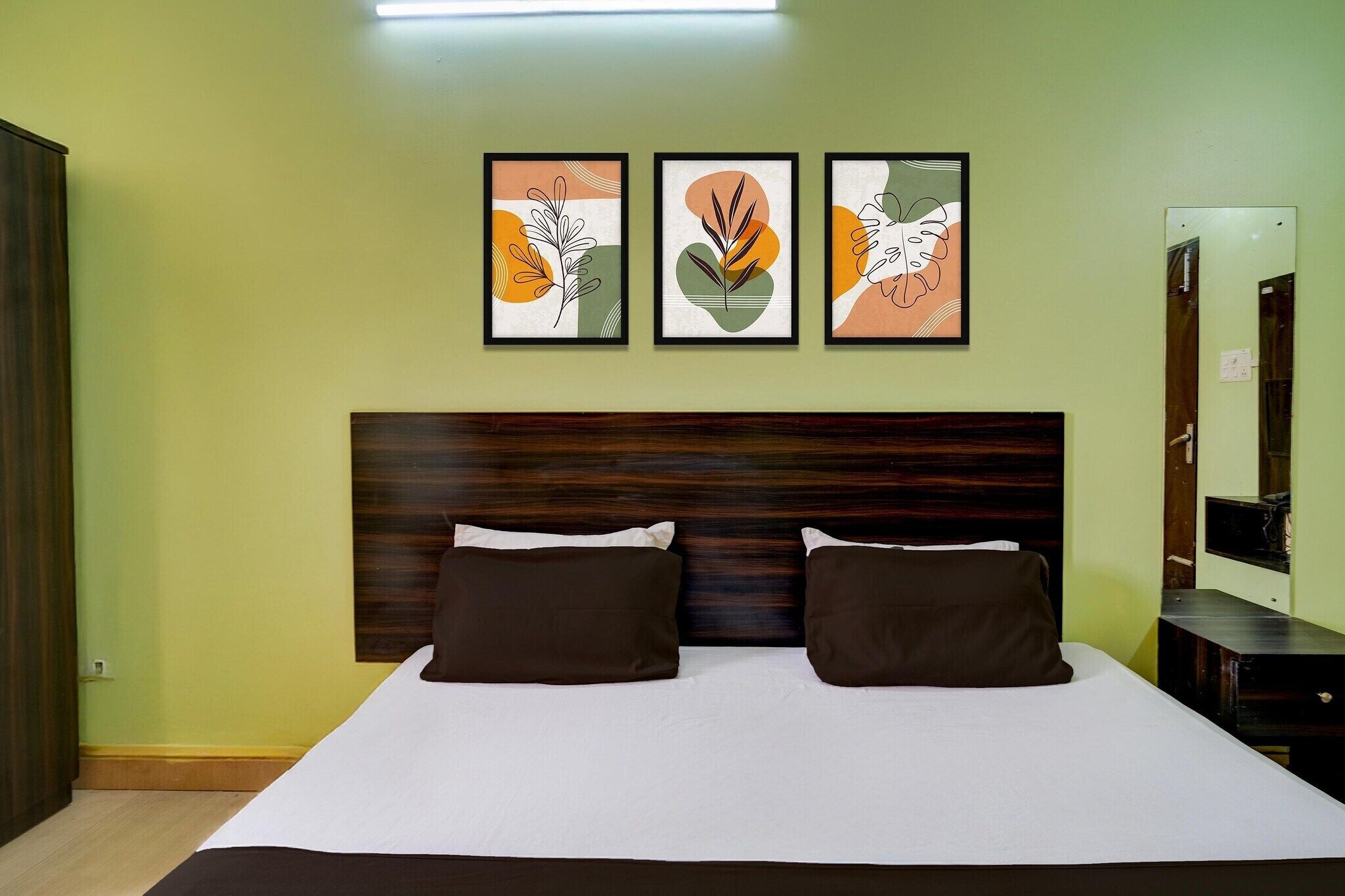 1 soverom, skrivebord og sengetøy