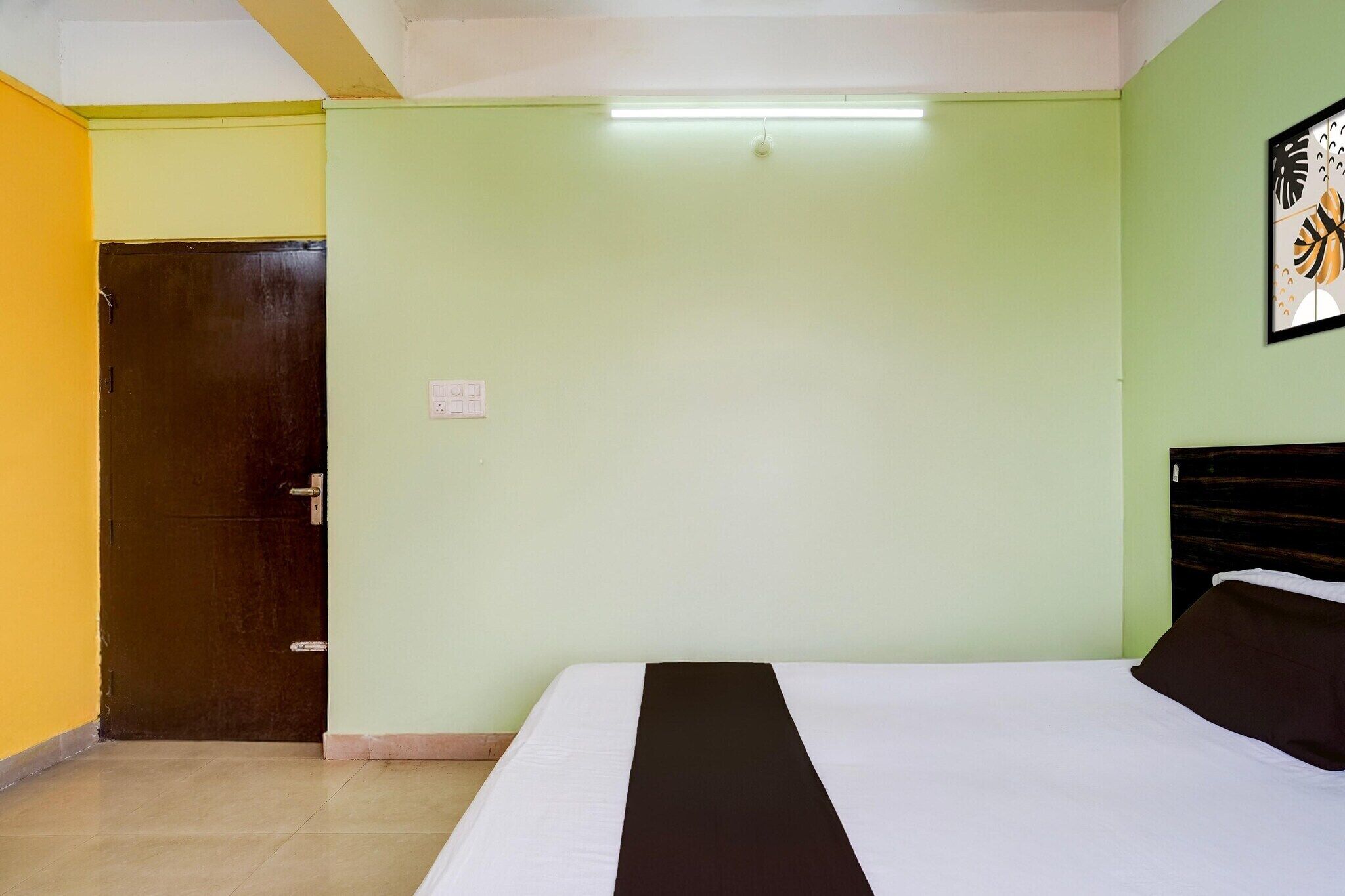 1 bedroom, desk, bed sheets