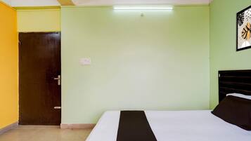 1 bedroom, desk, bed sheets