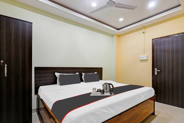 1 bedroom, desk, bed sheets