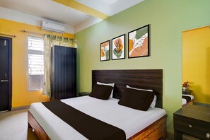 1 camera, una scrivania, lenzuola