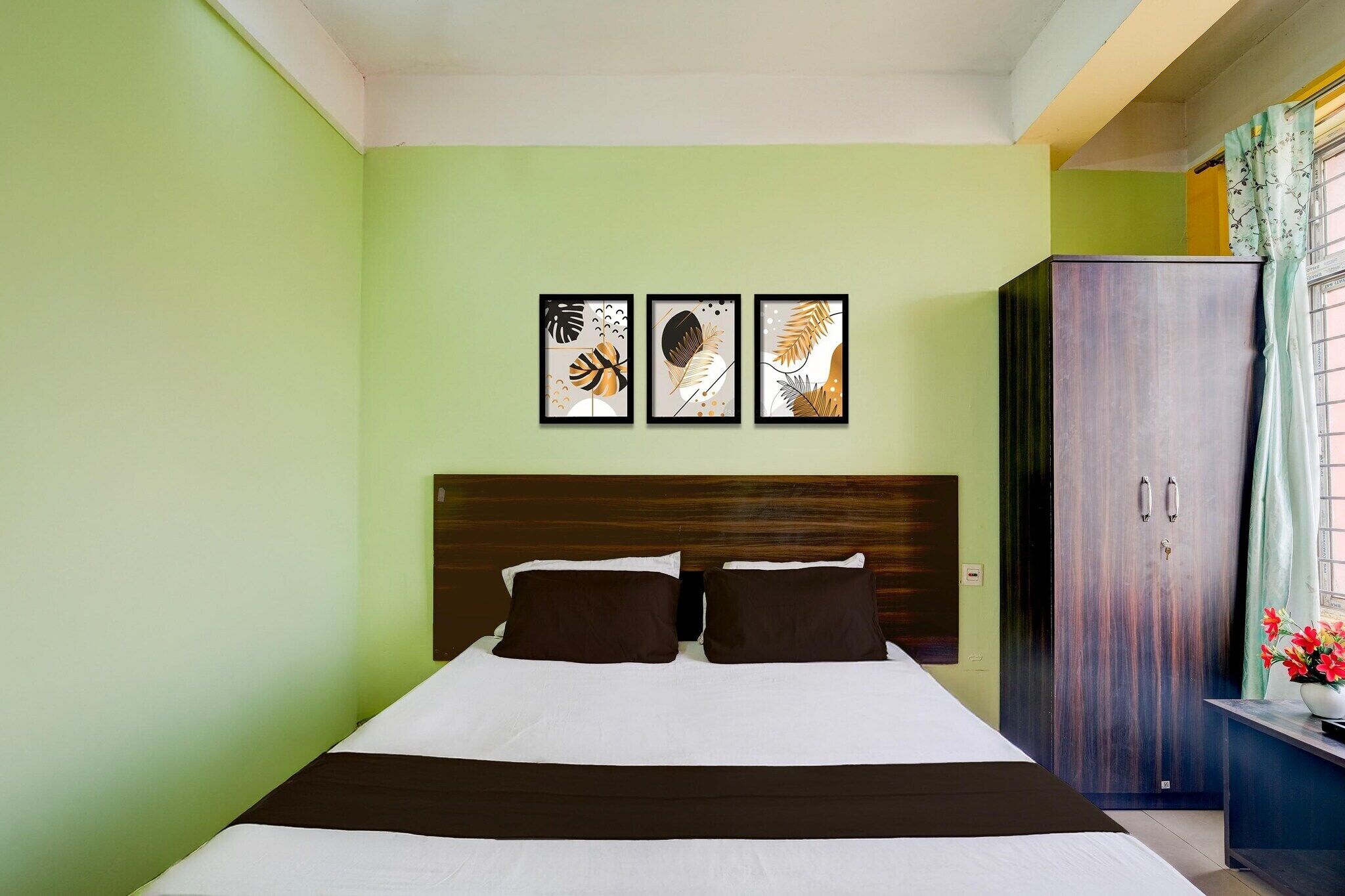 1 camera, una scrivania, lenzuola