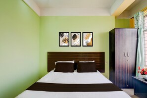 1 camera, una scrivania, lenzuola