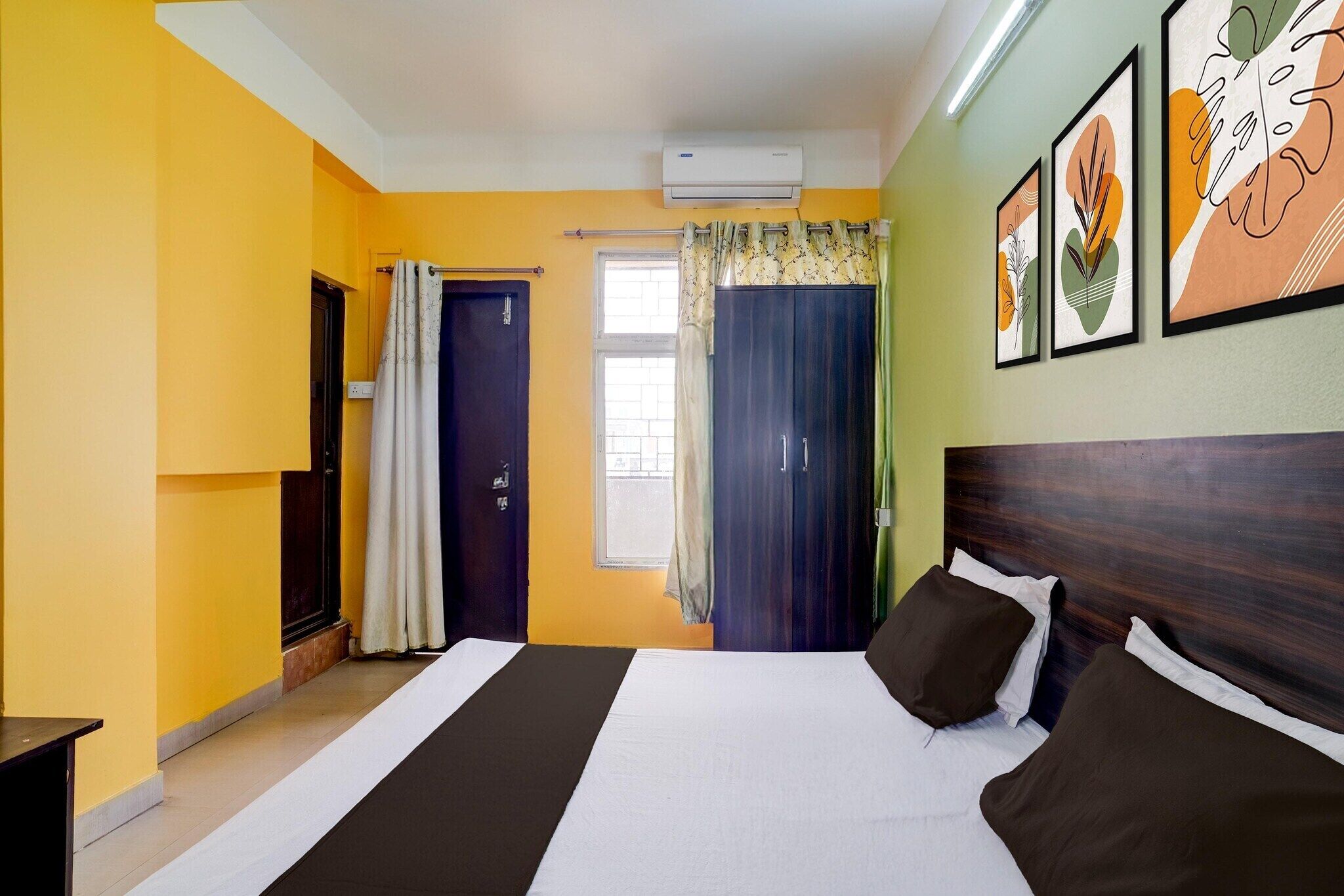 1 dormitori, escriptori i roba de llit 