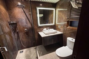 Shower, towels - Townhouse Samaypur Badli Metro Station (Delhi)