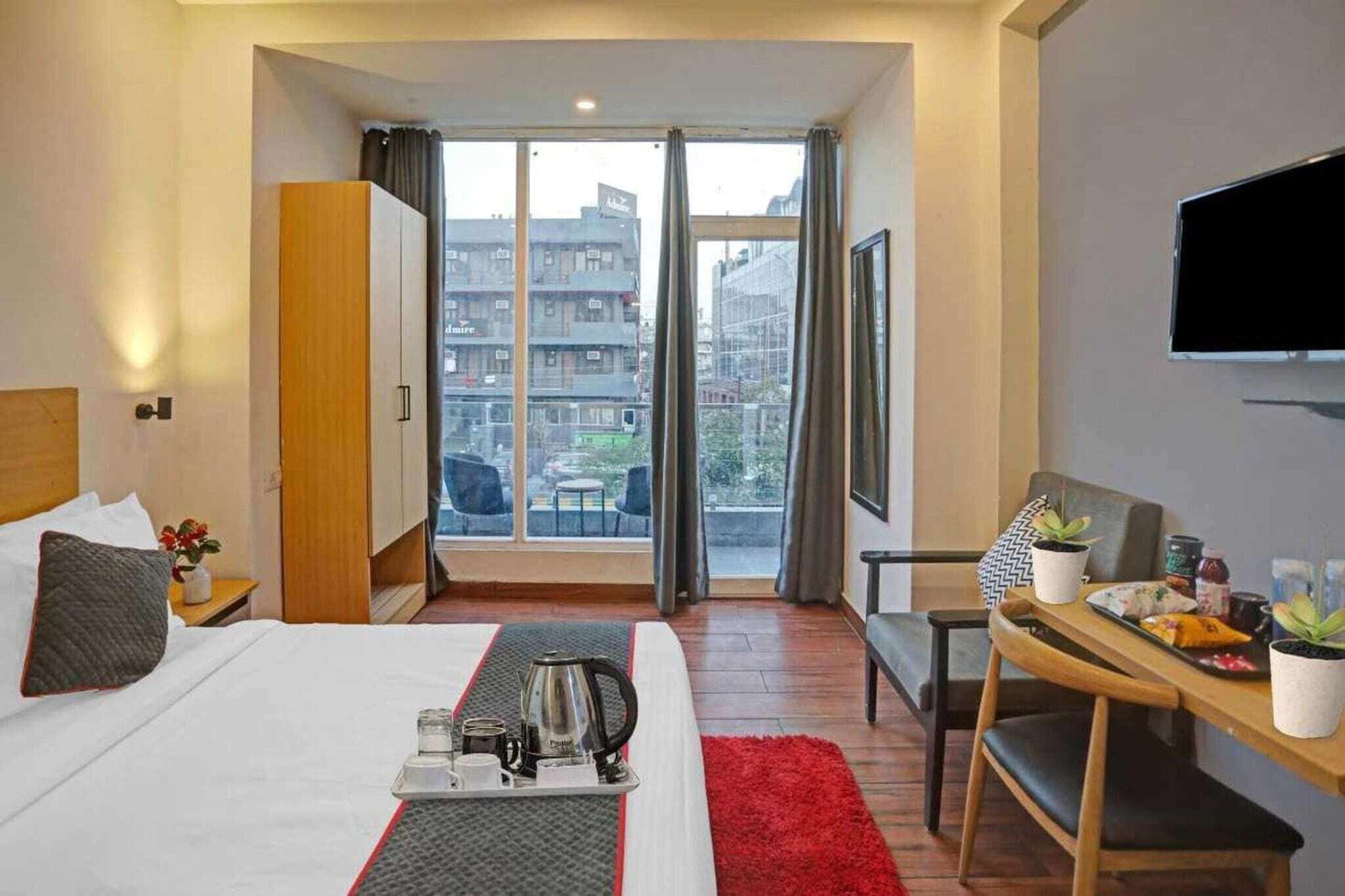 Escritorio y ropa de cama