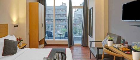 Escritorio y ropa de cama