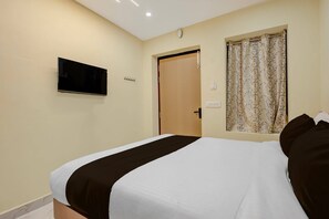 Desk, bed sheets - Hotel O Seven Road Junction (Srikakulam)