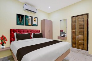 Desk, bed sheets - Hotel O Seven Road Junction (Srikakulam)