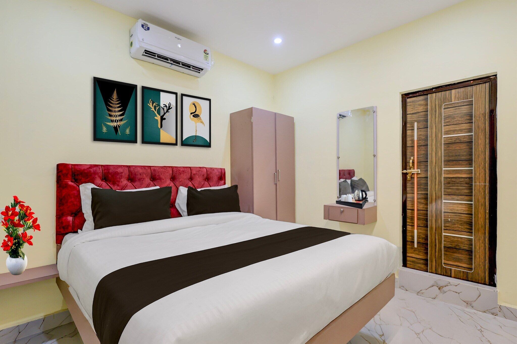 Een bureau, beddengoed