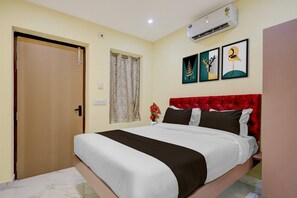 Desk, bed sheets - Hotel O Seven Road Junction (Srikakulam)