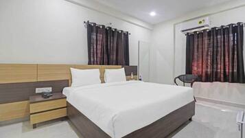 デスク、ベッドシーツ