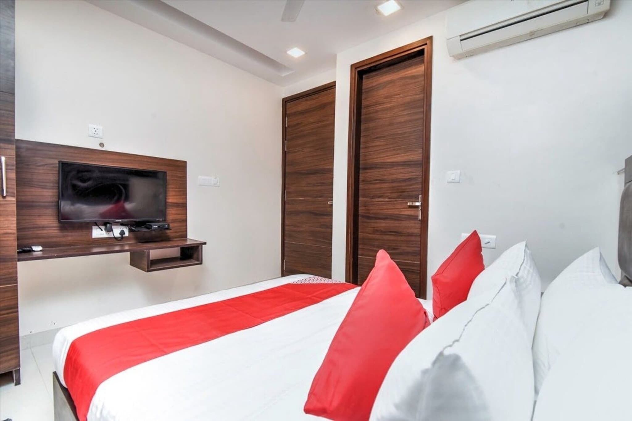 1 室のベッドルーム、デスク、ベッドシーツ