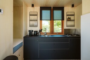 Kühlschrank, Wasserkocher mit Kaffee-/Teezubehör, Esstisch