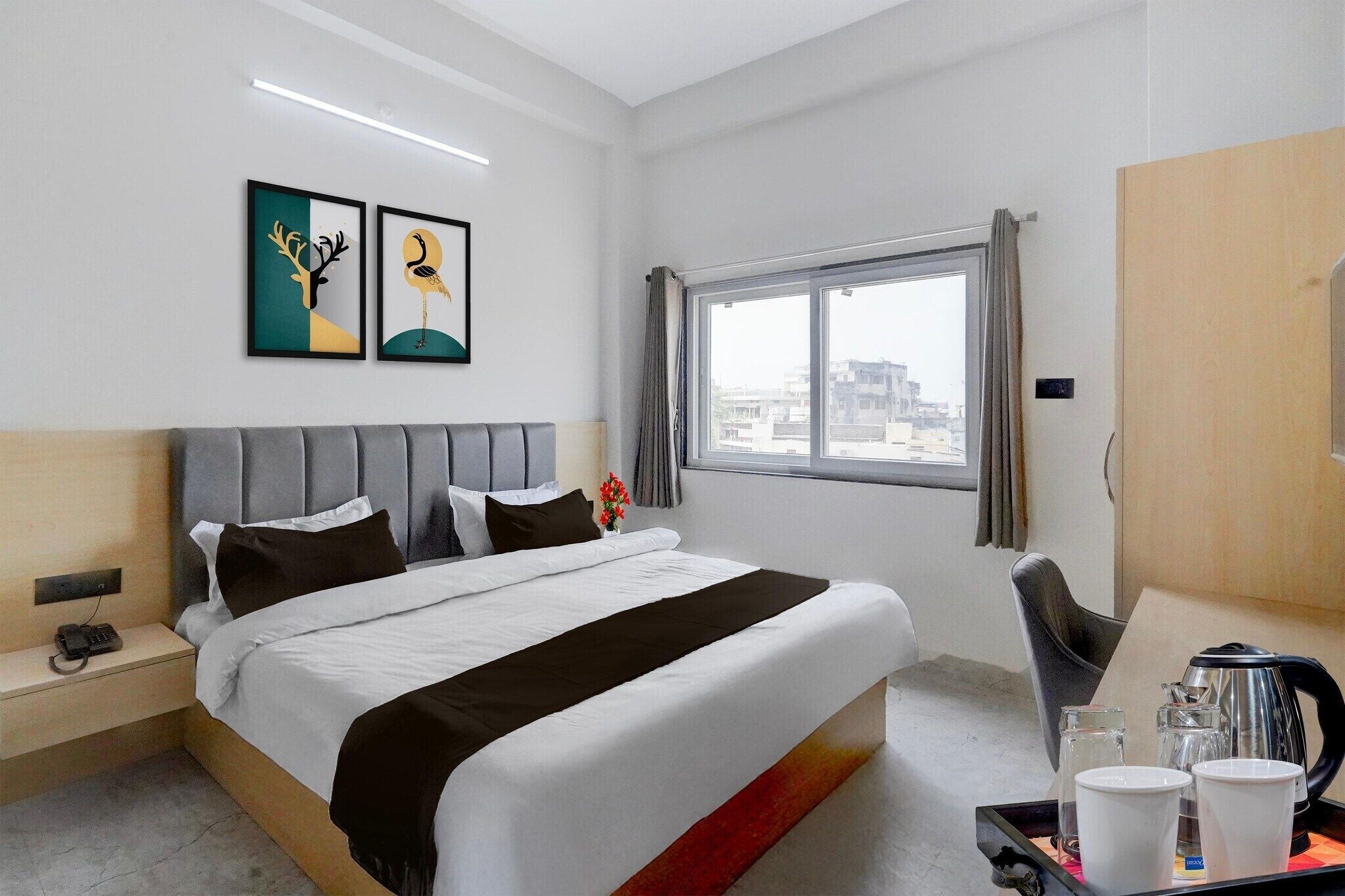 デスク、ベッドシーツ