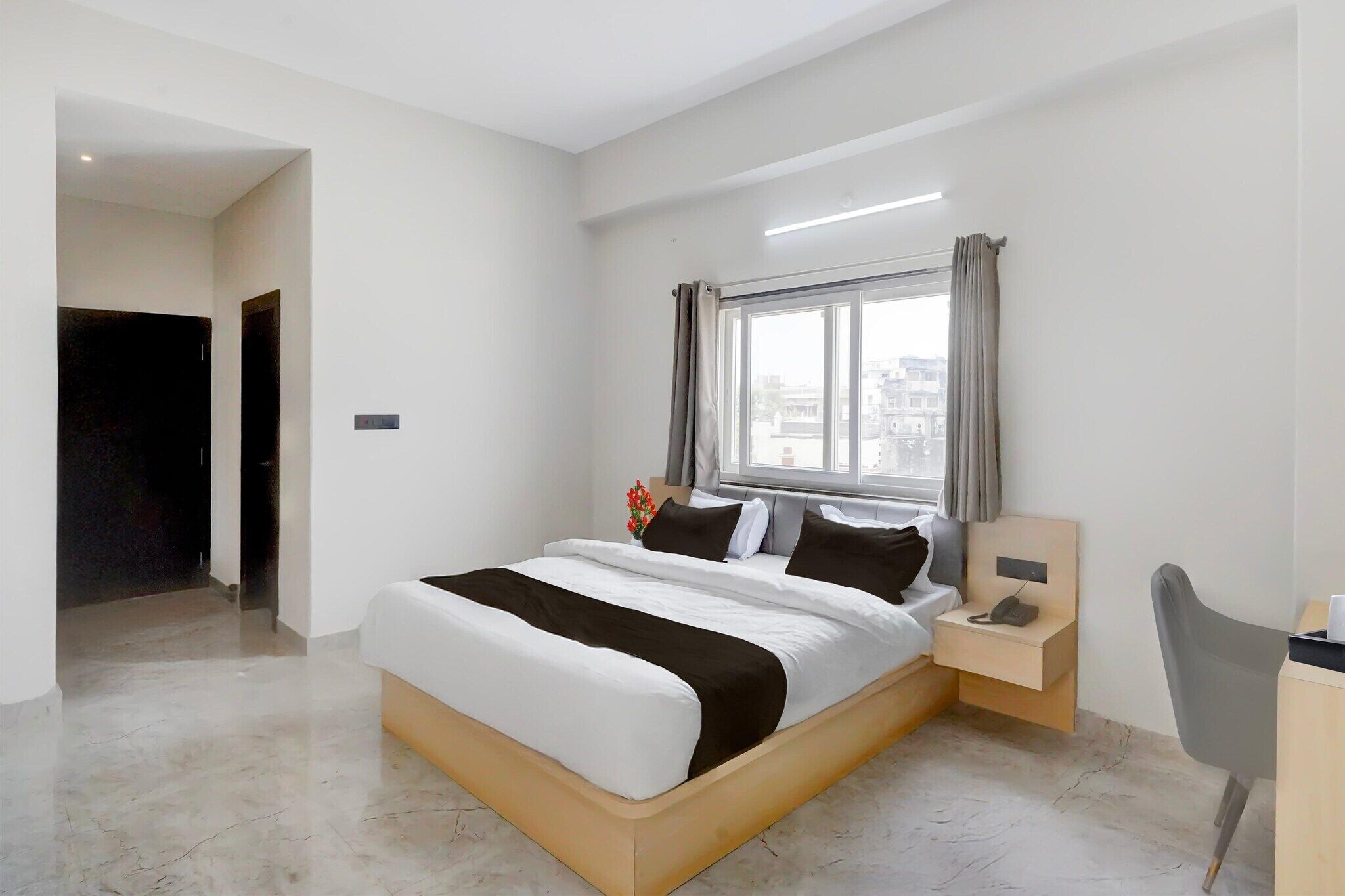 デスク、ベッドシーツ