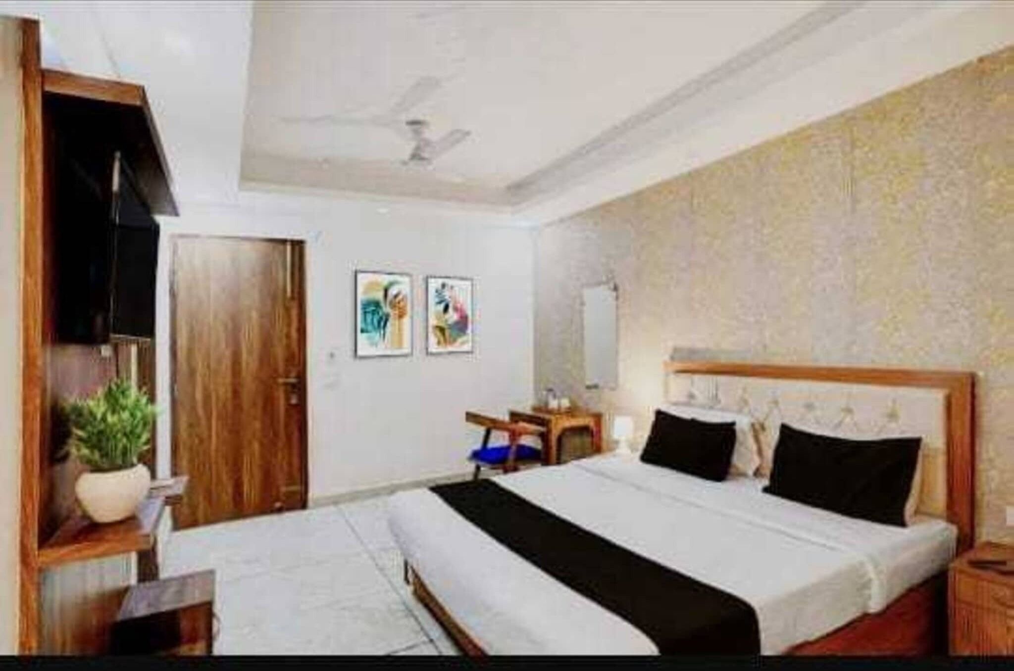 Una scrivania, lenzuola