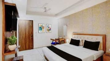 Una scrivania, lenzuola