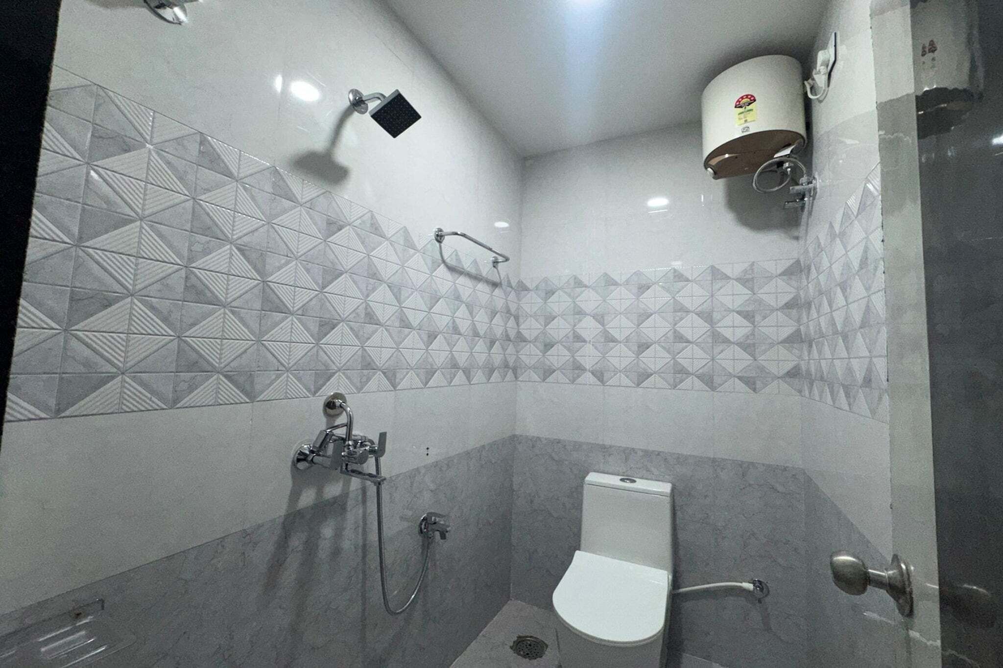 Chuveiro, toalhas de banho