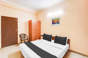 1 bedroom, desk, bed sheets - Collection O Aishbagh Railway Junction (Lucknow)