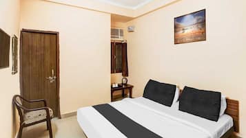 1 bedroom, desk, bed sheets